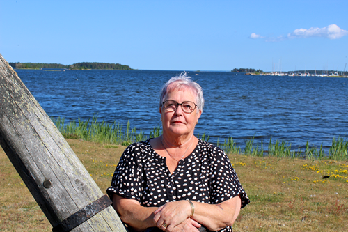 ILCO Kalmars ordförande Britt-Louise Rolandsson. Sommarbild med vatten i bakgrunden.