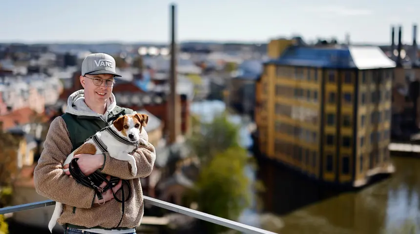 Mattias med hund pratar om Crohns och psykisk ohälsa i ILCO magasinet